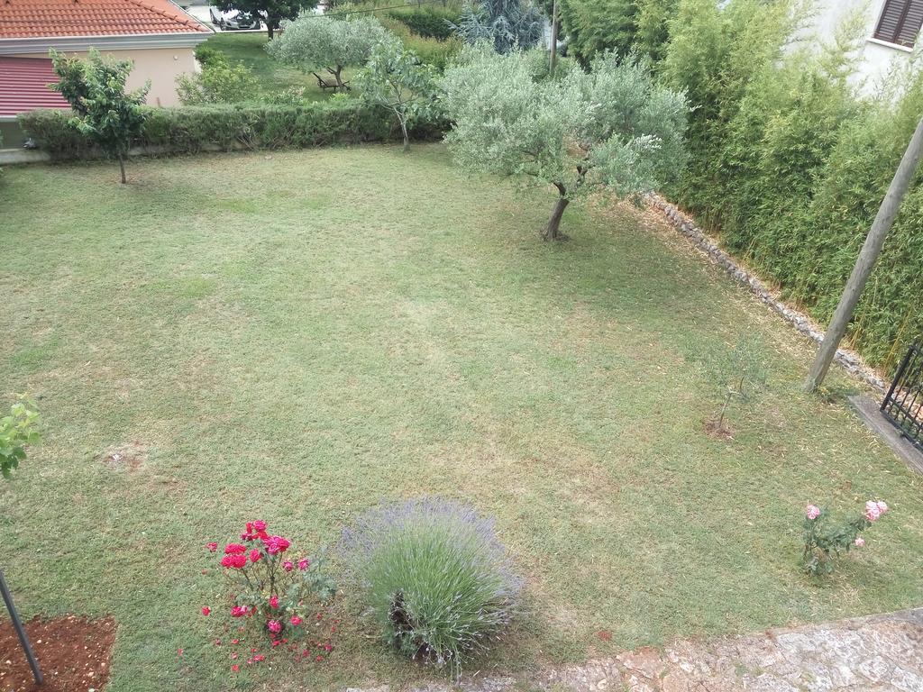 Apartment Asparagus Ровинско село Екстериор снимка